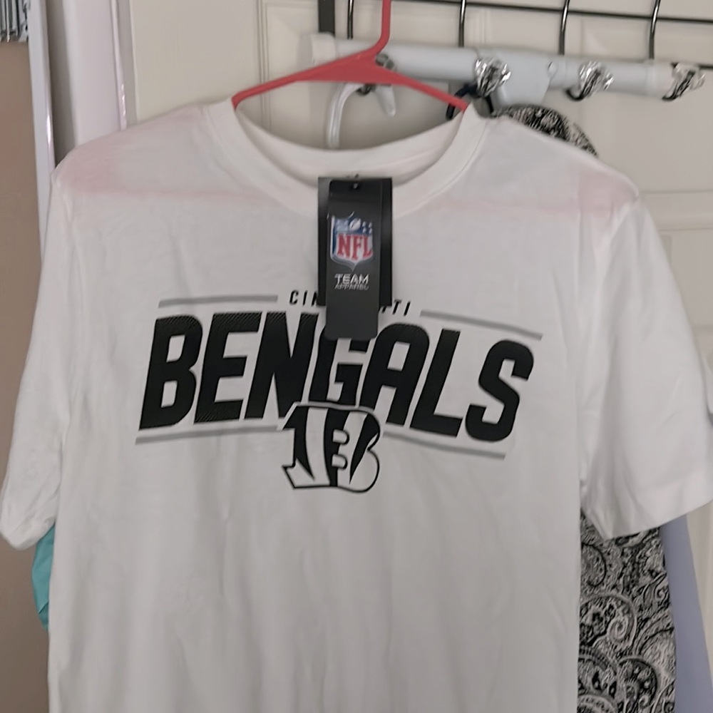 Men’s small bengals Tee!If you’re a bengals fan, this is for you. Who-Dey!